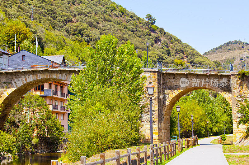 西班牙Castilla y León Villafranca del Bierzo的中世纪桥梁。圣地亚哥之路。